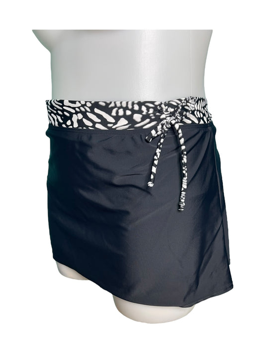 Black W/ White and black and patterned waist swim skirt