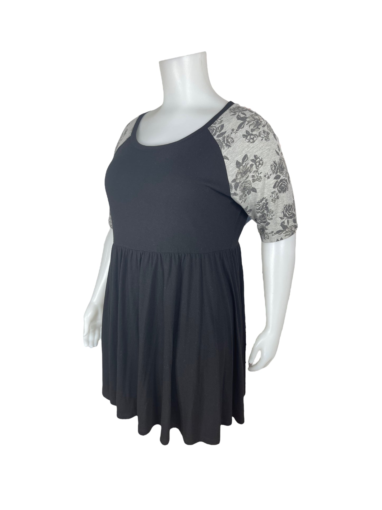“Torrid” Black Dress w/ Grey Floral 3/4 Sleeves (3)