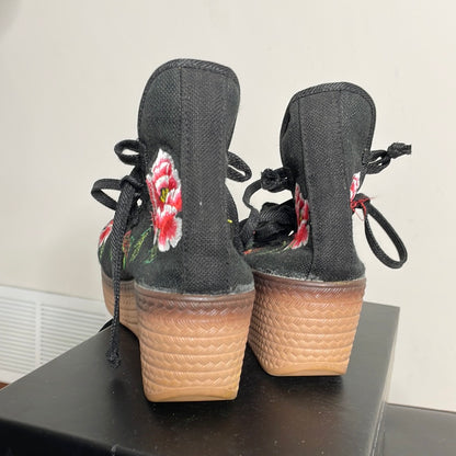 No Brand Tag - Black W/ Floral Embroidery Sandals (36)